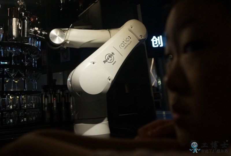 AI機器人智能調酒師亮相天津